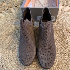 *NEW* Crown vintage booties size 9 taupe